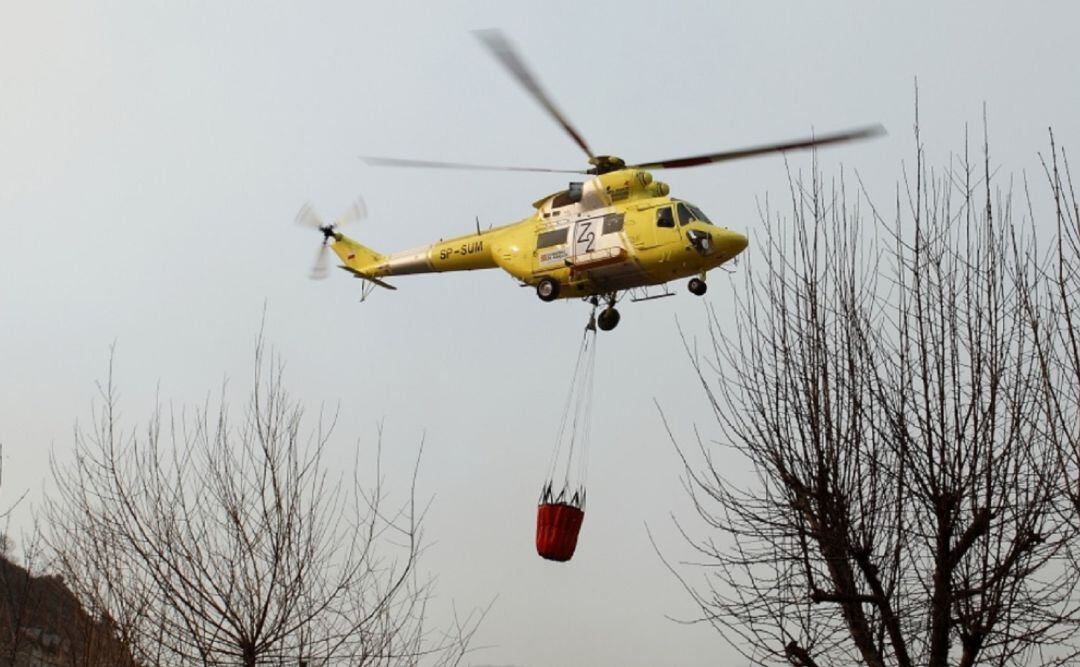 Imagen de archivo de un helicóptero en un operativo antiincendios 