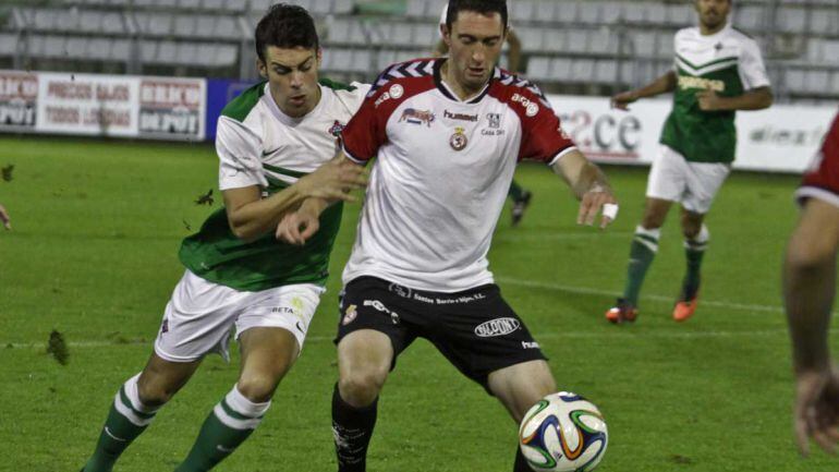 Juan Bardal protege el balón durante el choque de la pasada liga en A Malata