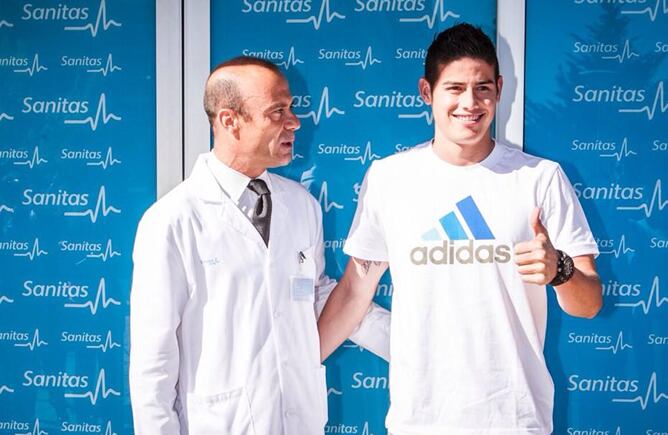 James Rodríguez se encuentra en la clínica Sanitas La Moraleja para pasar el reconocimiento médico antes de formalizar su fichaje por el Real Madrid.