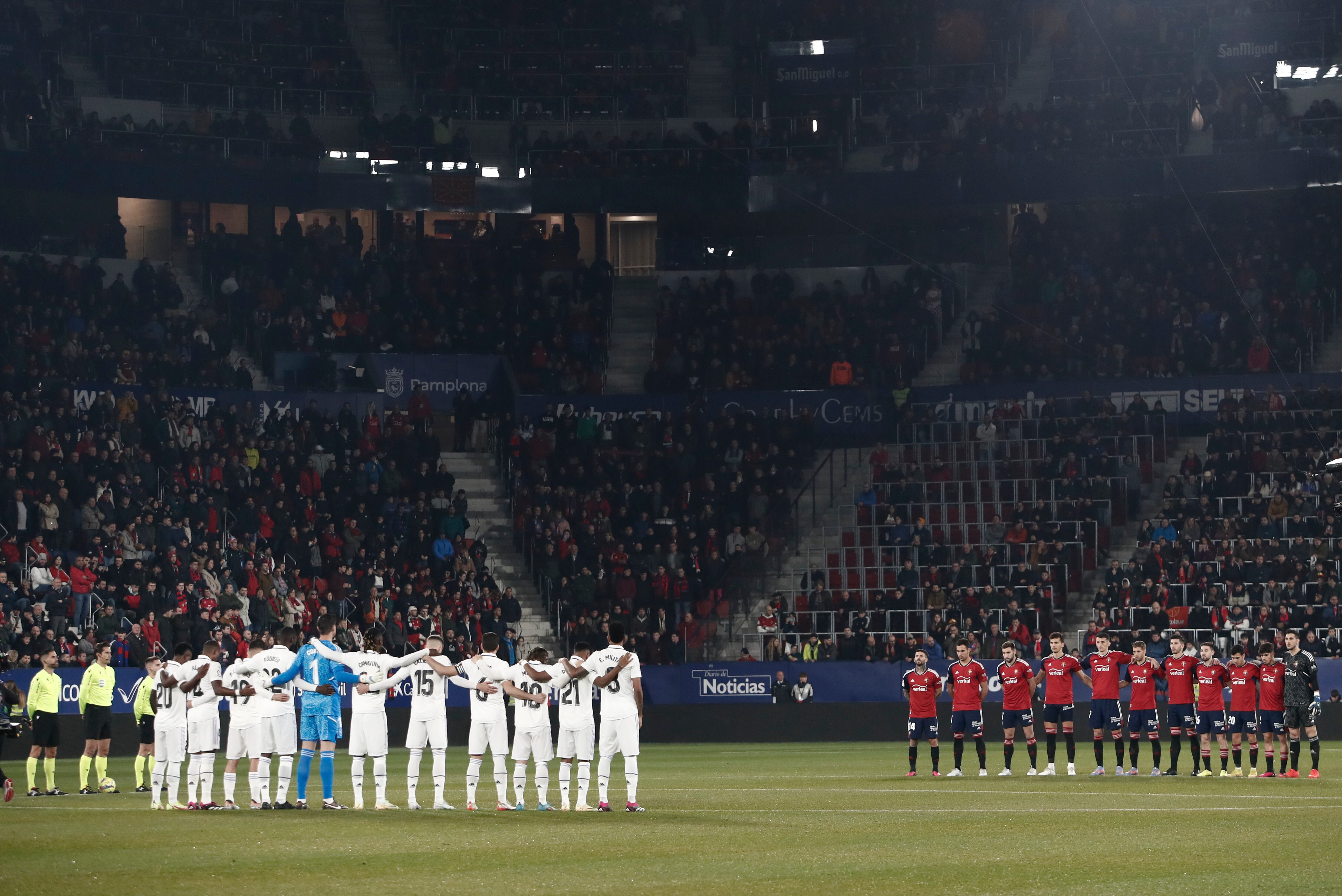 Los jugadores del Real Madrid y de Osasuna en la previa del partido en el estadio de El Sadar