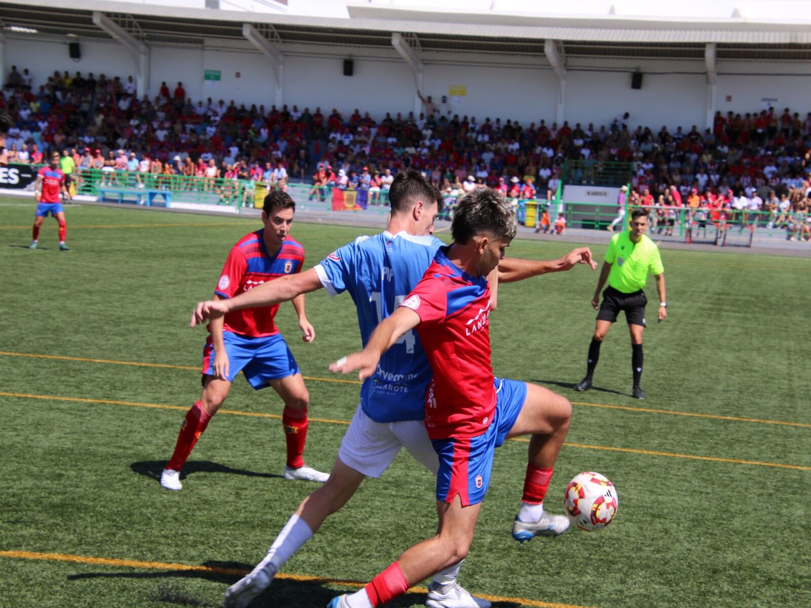 Una de las jugadas del derbi conejero de Tercera RFEF entre la UD Lanzarote y el San Bartolomé CF.