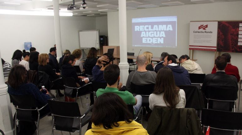 Assemblea informativa a la seu del Col·lectiu Ronda per parlar de les possibles mesures judicials contra l'empresa que va distribuir l'aigua contaminada d'Eden Springs