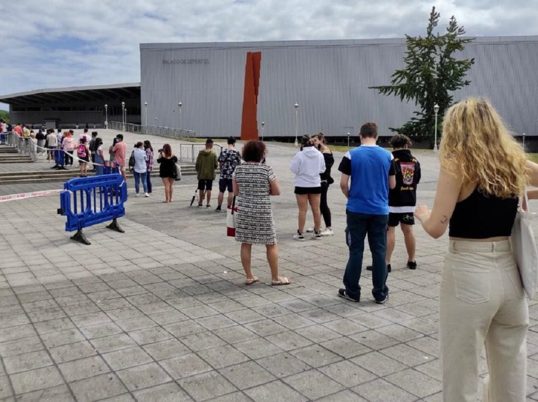 Jóvenes gijoneses esperan su turno para vacunarse a las puertas del Palacio de Deportes.