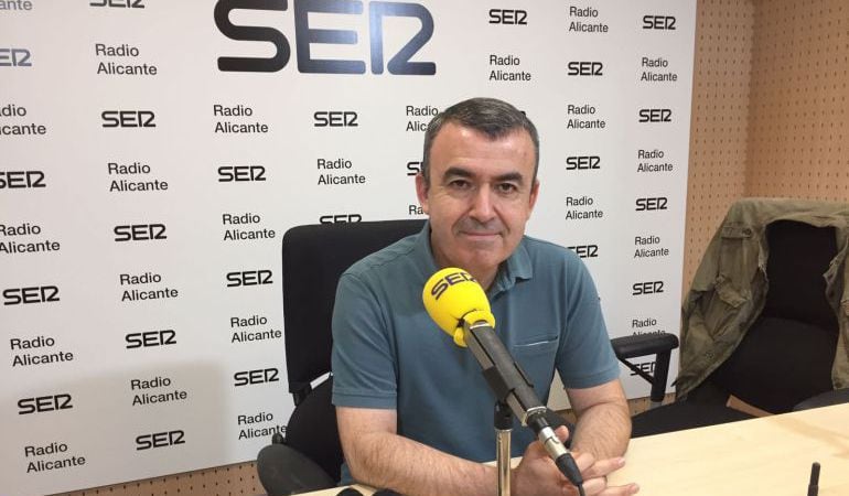 Lorenzo Silva en los estudios de Radio Alicante el pasado mes de julio.