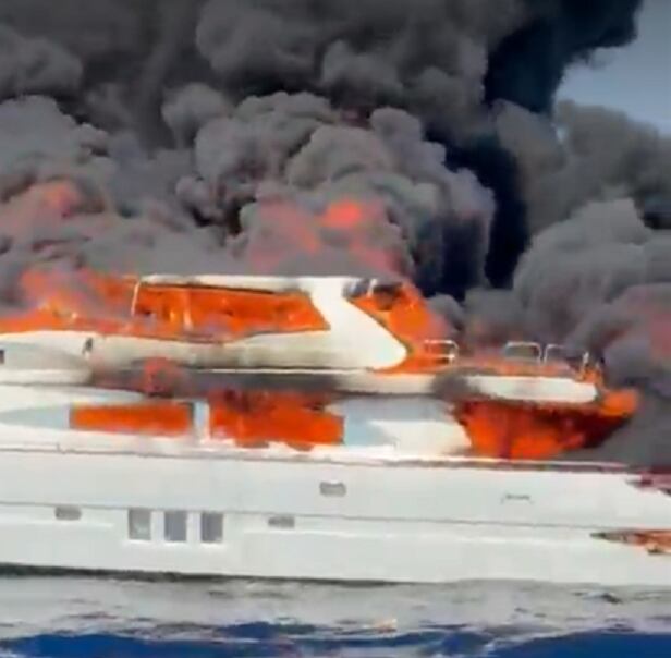 Imagen del yate incendiado este verano que acabó hundiéndose