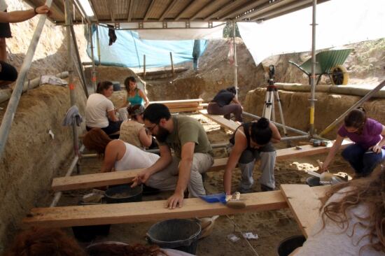 Una vintena de persones treballen en l&#039;excavació al jaciment del Barranc de la Boella, al municipi de la Canonja