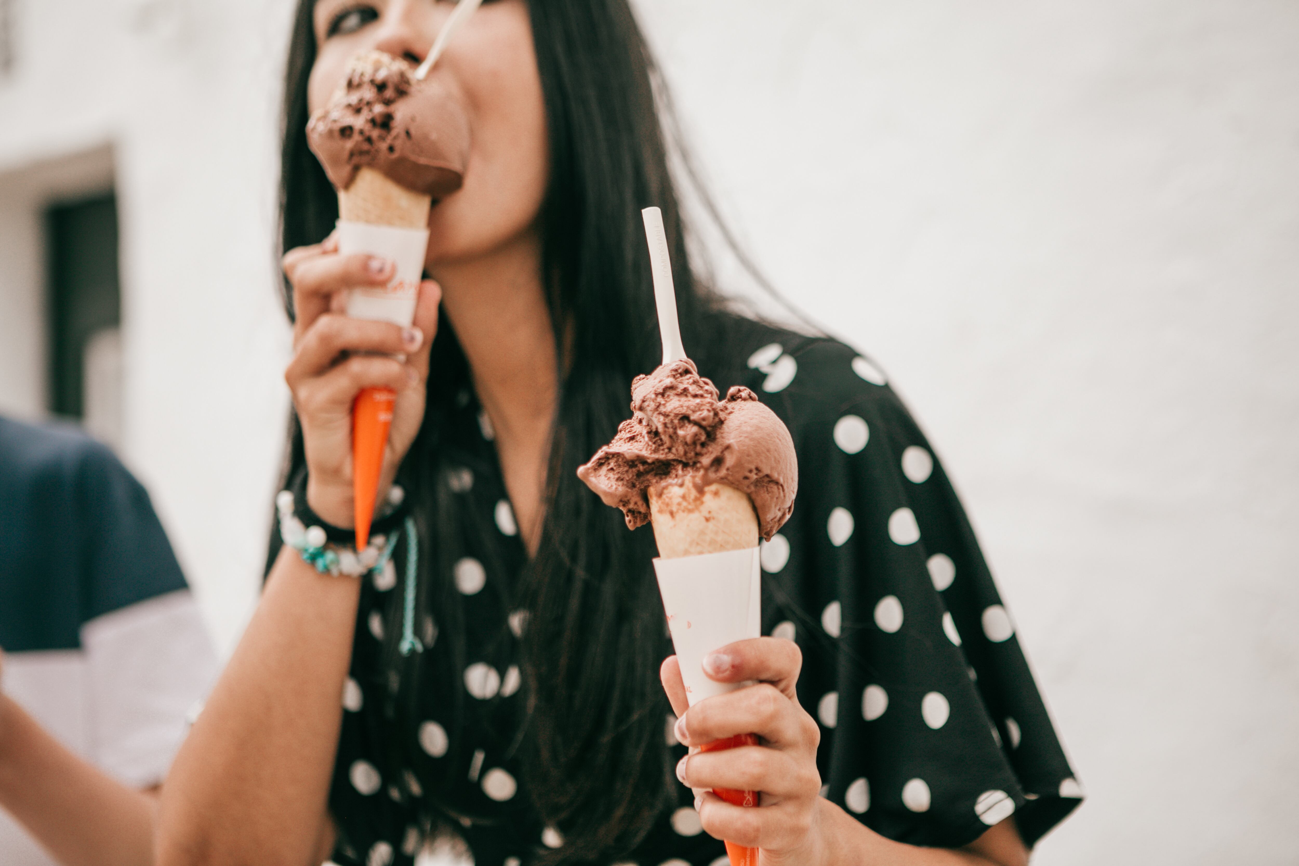 Una mujer come un helado artesano