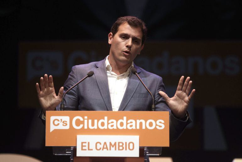 El presidente de Ciudadanos, Albert Rivera, durante su intervención en el acto central de campaña celebrado en el Teatro Compac de Madrid.