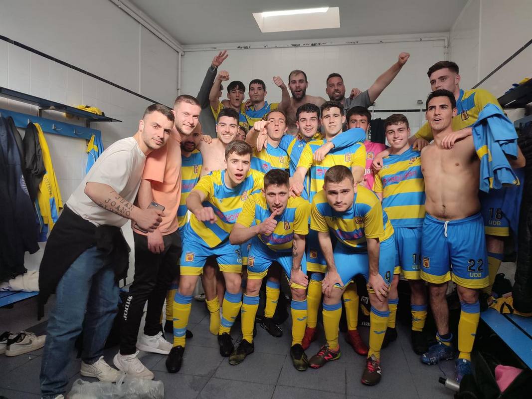 Los jugadores de la UD Beniopa celebran la victoria.