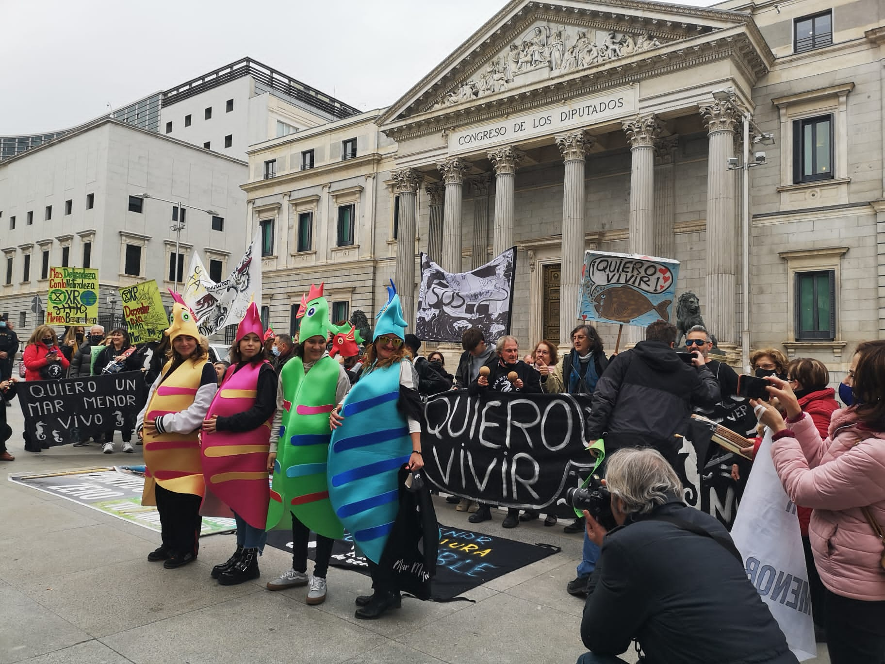 Miembros de la ILP del Mar Menor frente del Congreso