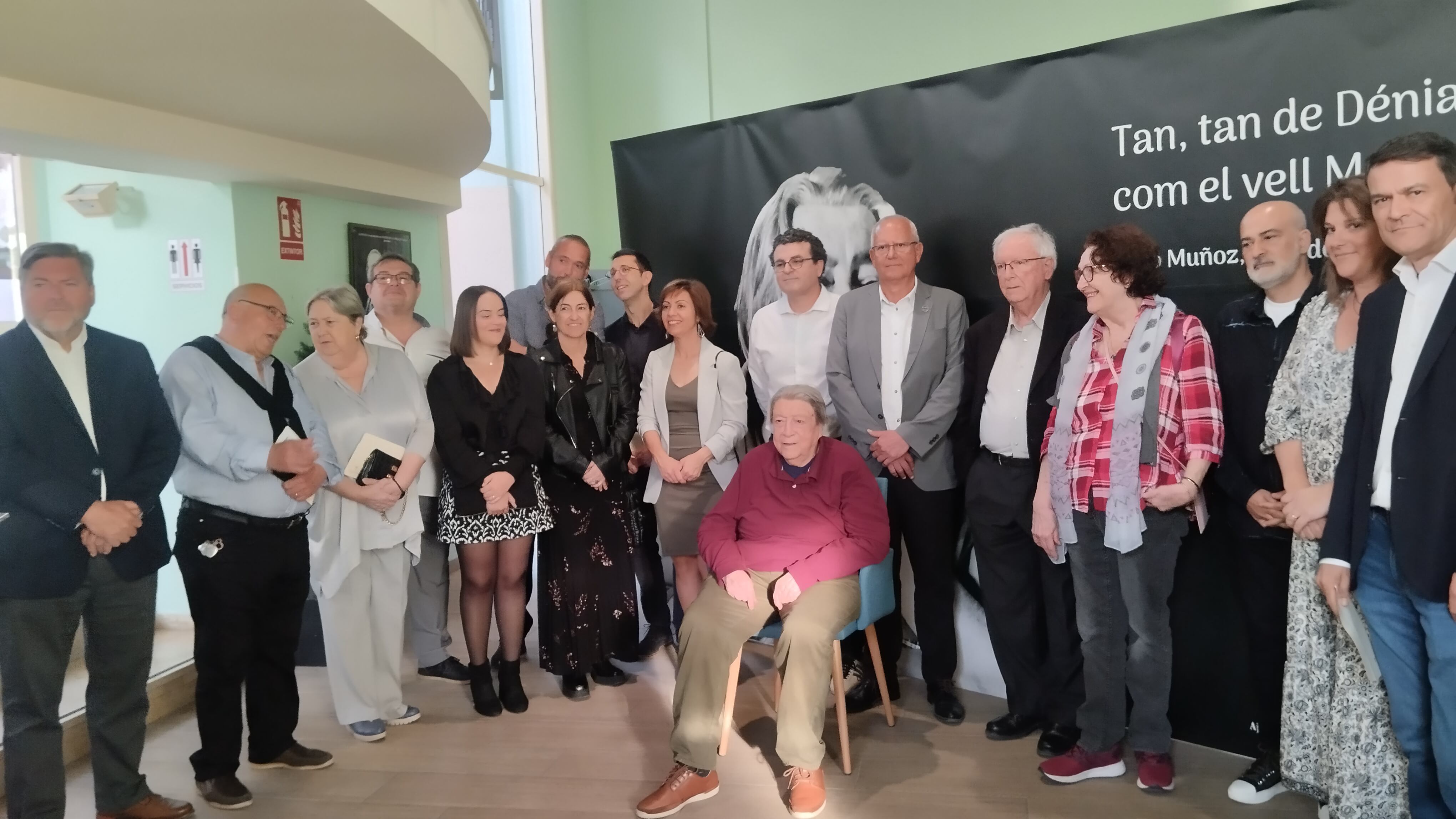 Foto de familia de la corporación municipal, Paco Muñoz y familiares.