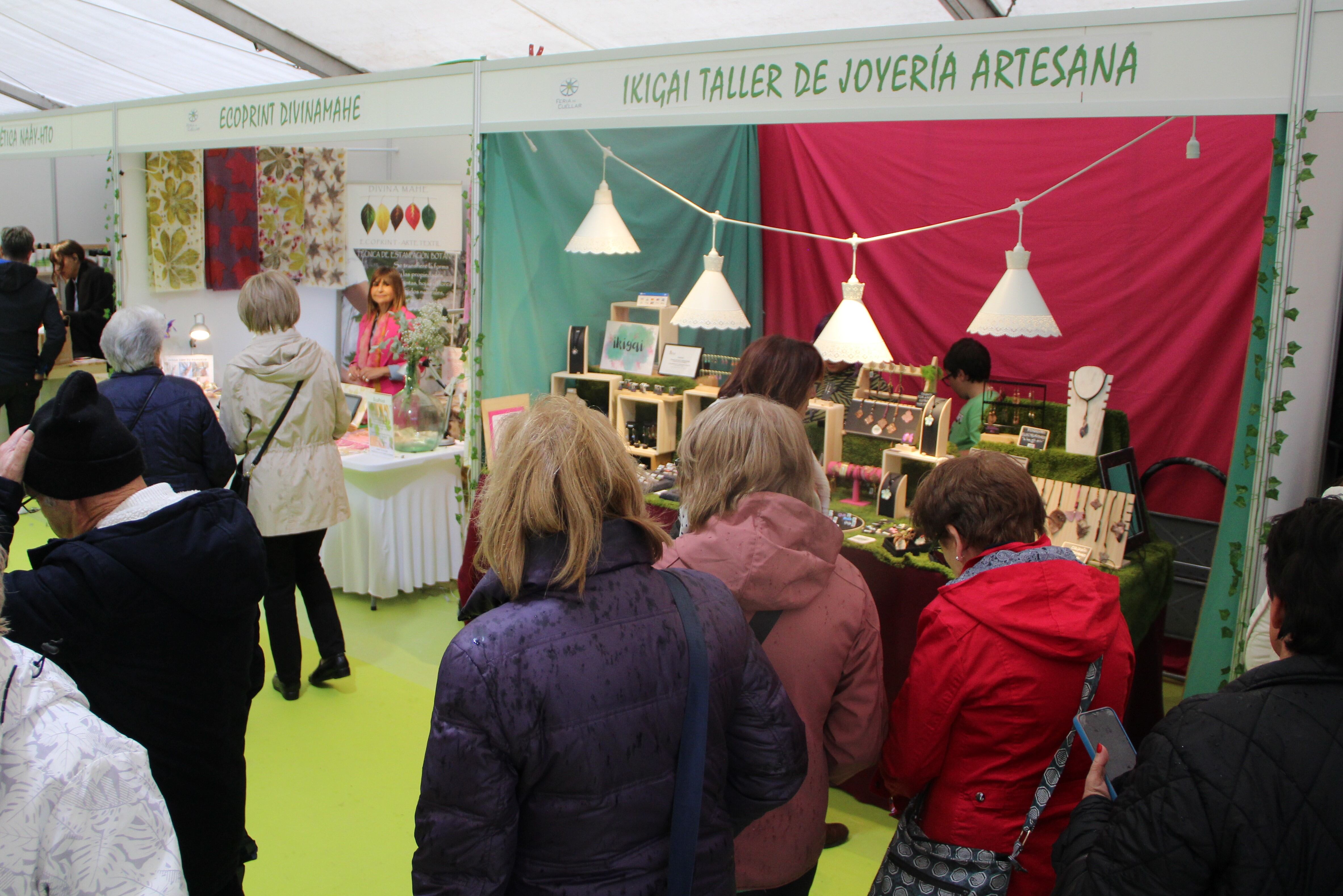 Expositores en la carpa de Arte-sania en la Feria de Cuéllar 2025