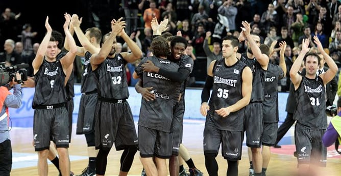 Los jugadores del Bilbao Basket, aplauden a los aficionados tras ganar al FC Barcelona en el partido correspondiente a la sexta jornada de la Liga ACB