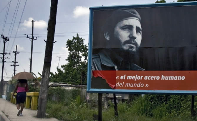 Aunque dejó la Presidencia y la jefatura militar a su hermano Raúl Castro él sigue siendo líder indiscutible de la revolución de 1959, que cumplirá medio siglo el próximo 1 de enero