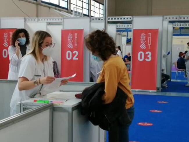 Proceso de vacunación a los docentes en la Pista Azul de Elda