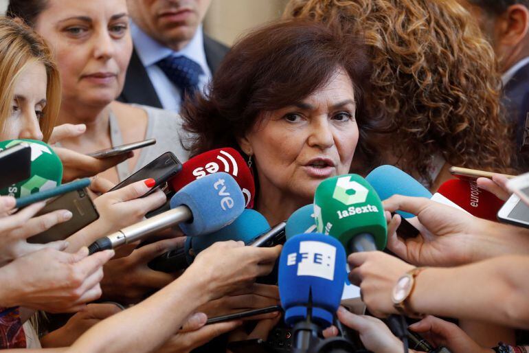 La vicepresidenta del Gobierno, Carmen Calvo, contesta a las preguntas de los periodistas tras el pleno extraordinario.