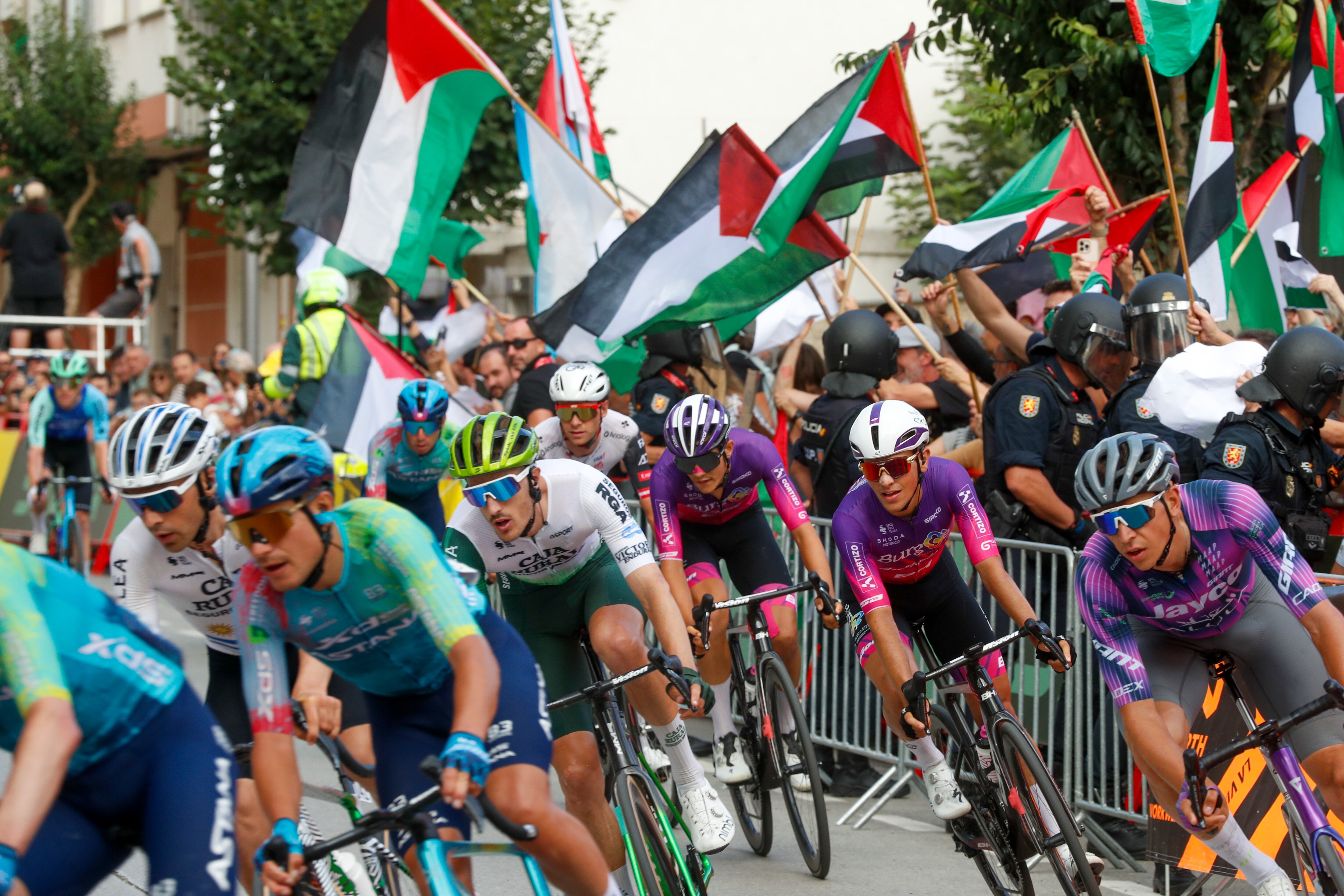 Imagen de manifestantes propalestinos al paso de la Vuelta ciclista a España por Monforte de Lemos
EFE/Eliseo Trigo
