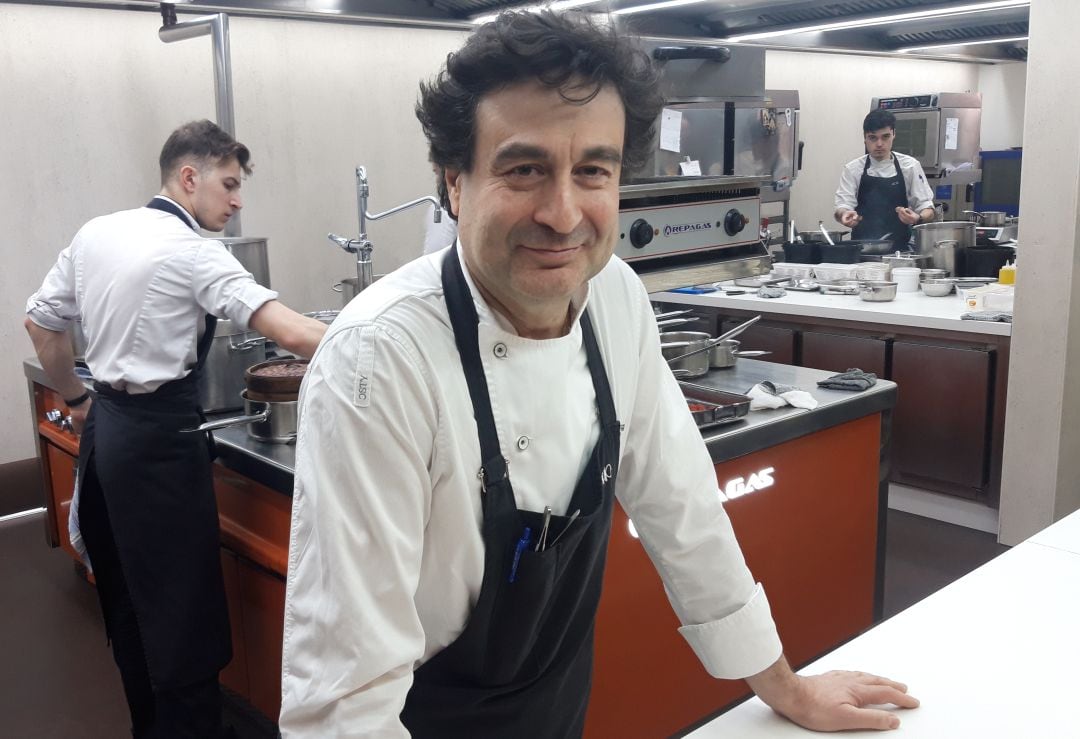 Pepe Rodríguez, en la cocina de El Bohío.