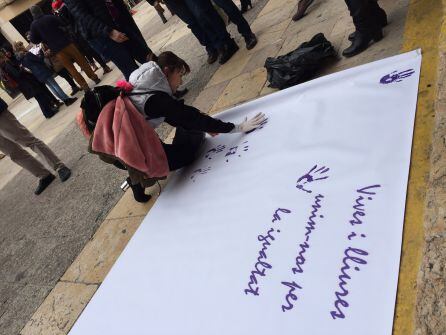 El color lila va ser el protagonista de la jornada de la vaga feminista.