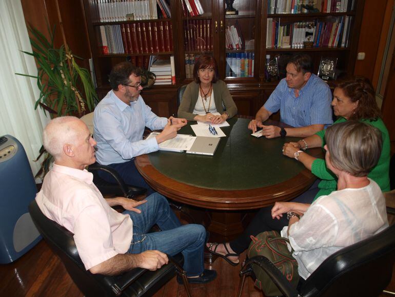Representantes de la Junta reunidos con los alcaldes de la demarcación asitencial de Barruelo de Santullán