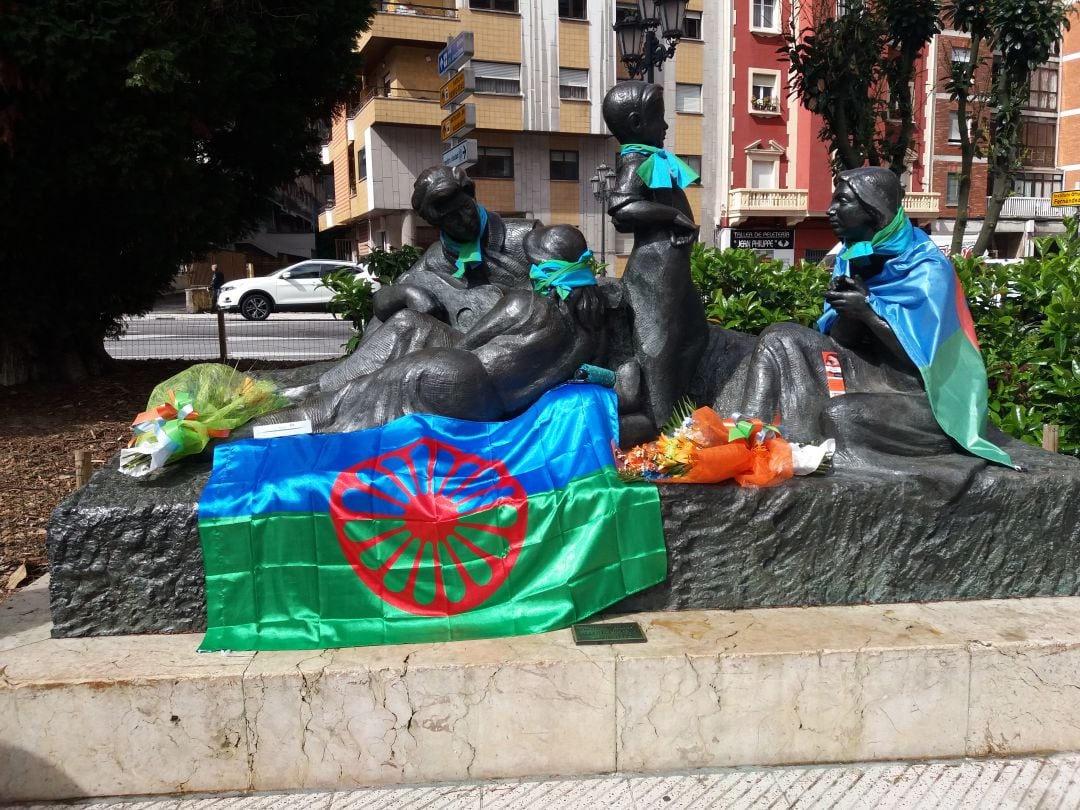 El monumento a la comunidad gitana engalanado para la ocasión.