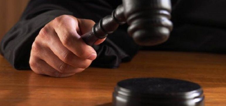 Condenado a 28 meses cárcel por herir a su hijo y amenazar a su exmujer con un serrucho