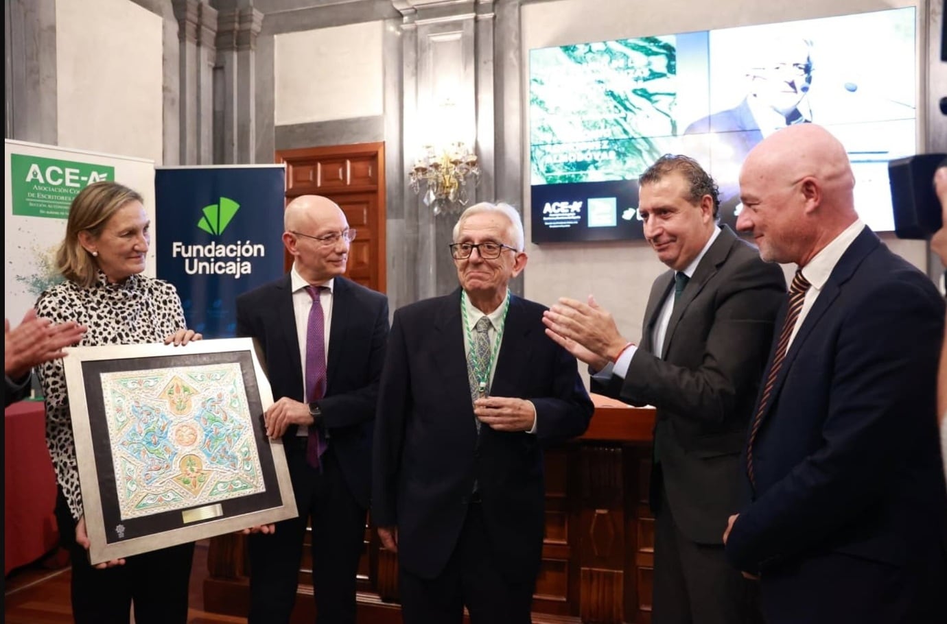El escritor Antonio Rodríguez Almodóvar recibe el Premio de Las Letras Andaluzas en la Casa de la Provincia de Sevilla.- ROCÍO RUZ/EUROPA PRESS