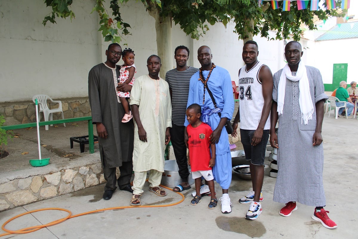 Hombres senegaleses de Huesca celebrando el Magal