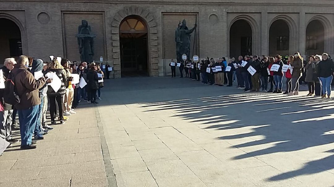 Protesta a las puertas del Ayuntamiento de Zaragoza