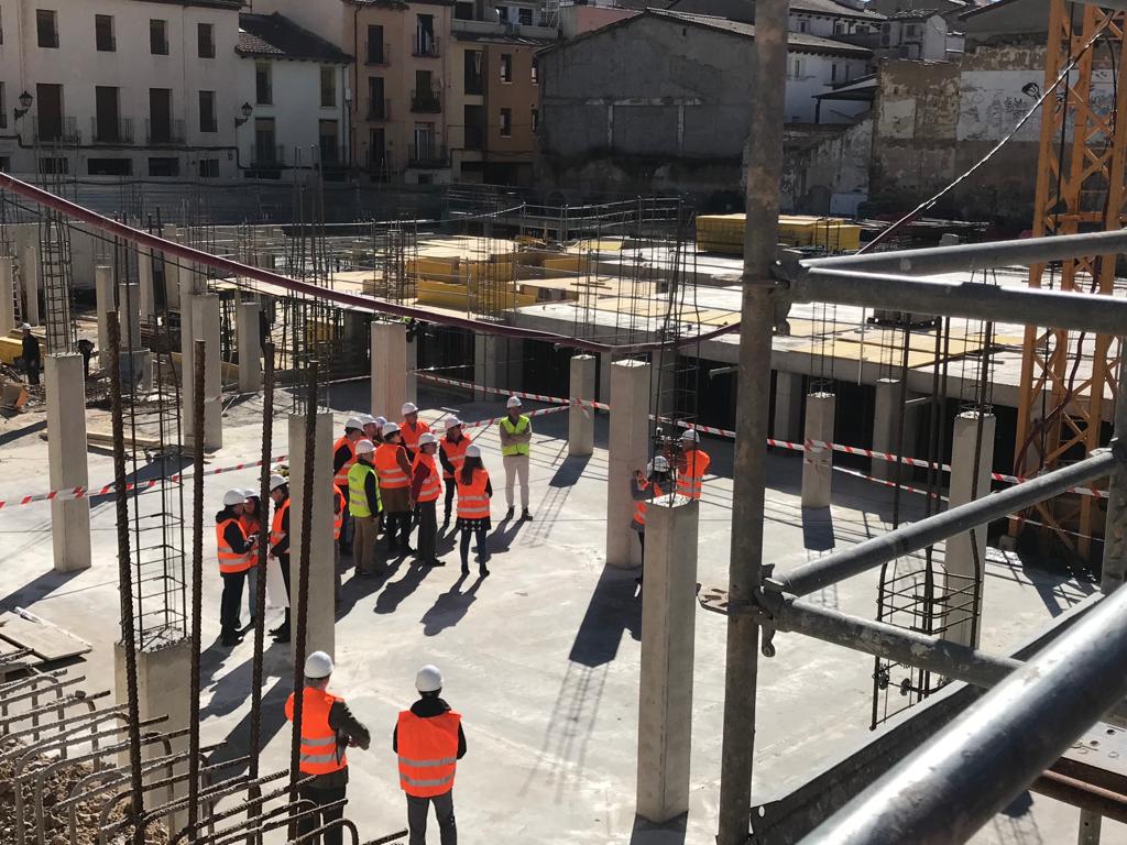 Diversas autoridades, visitando las obras de  construcción en el solar de la Merced