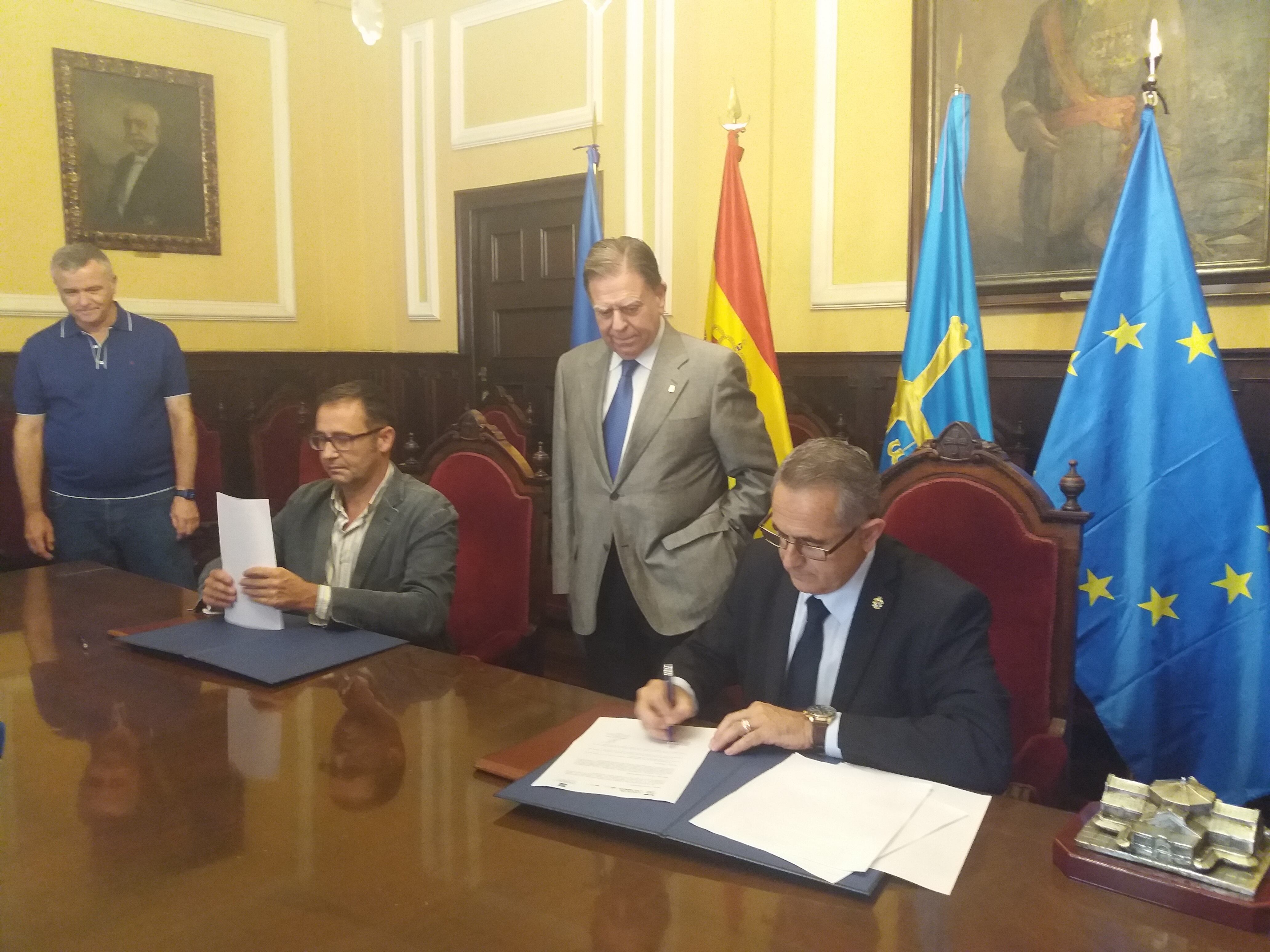 Momento de la firma del acuerdo de intercambio cultural entre Oviedo y La Unión