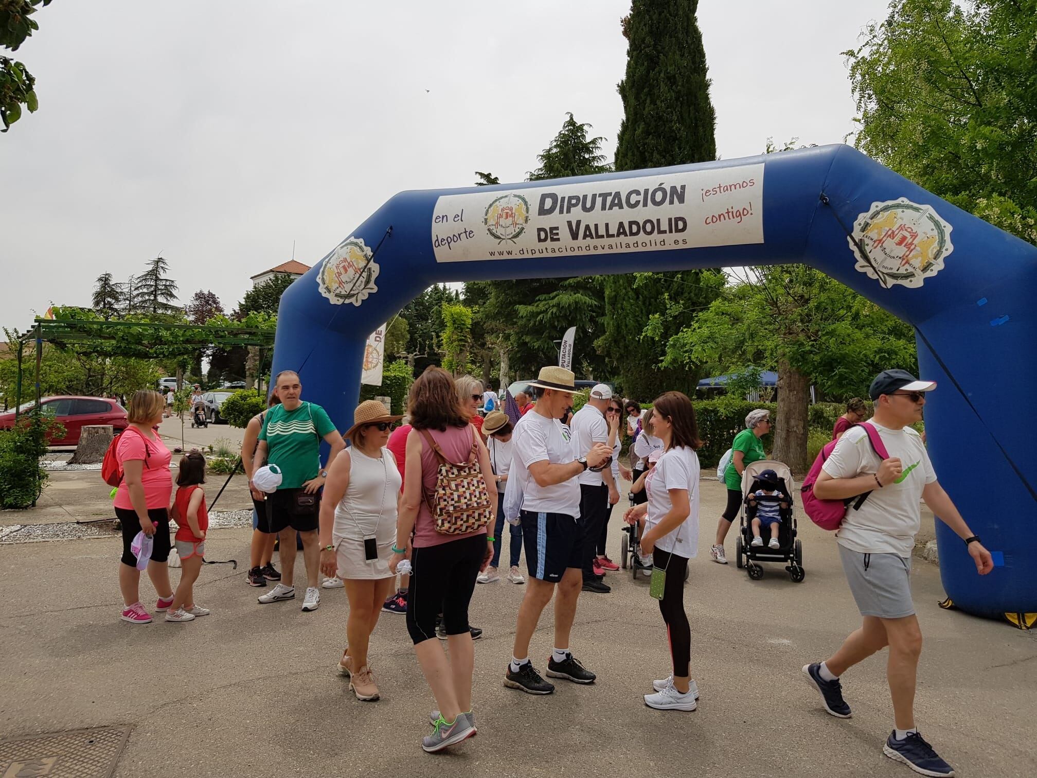 Participantes de la V Marcha contra el Cáncer de Valbuena de Duero