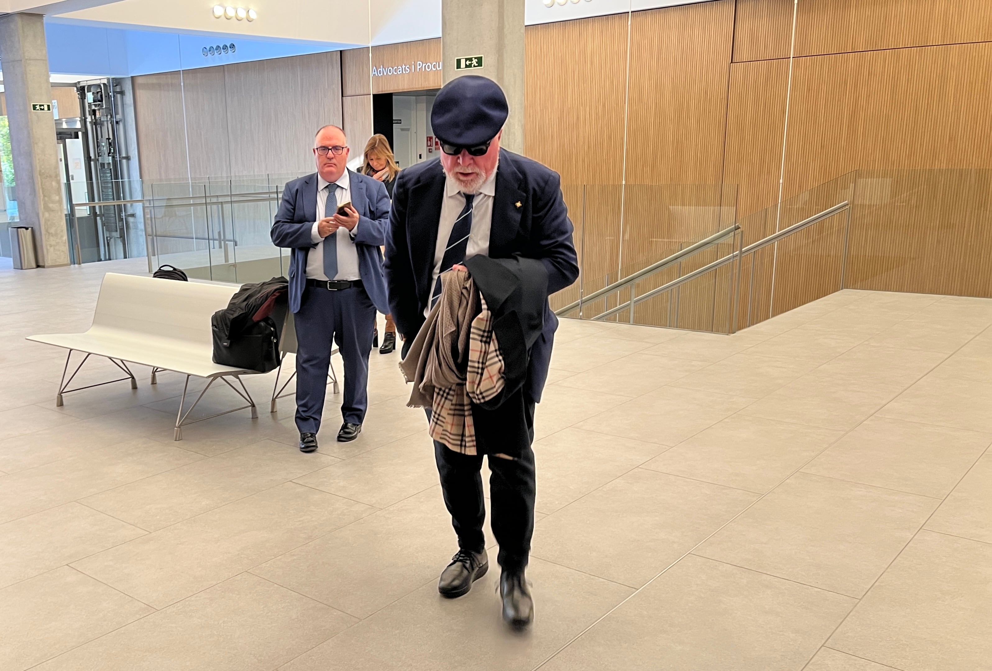 L&#039;excomissari de la policia espanyola, José manuel Villarejo, just abans a la sortida de la seva declaració a la seu de la Justícia