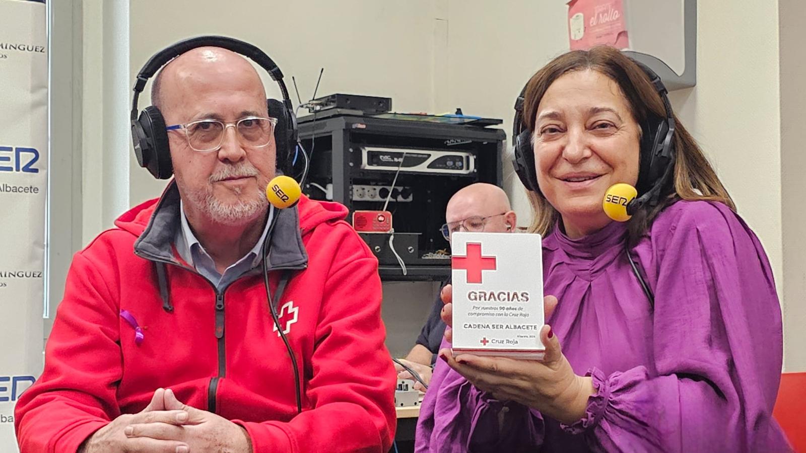 La directora de Radio Albacete recoge un regalo de agradecimiento de manos del presidente de Cruz Roja Albacete