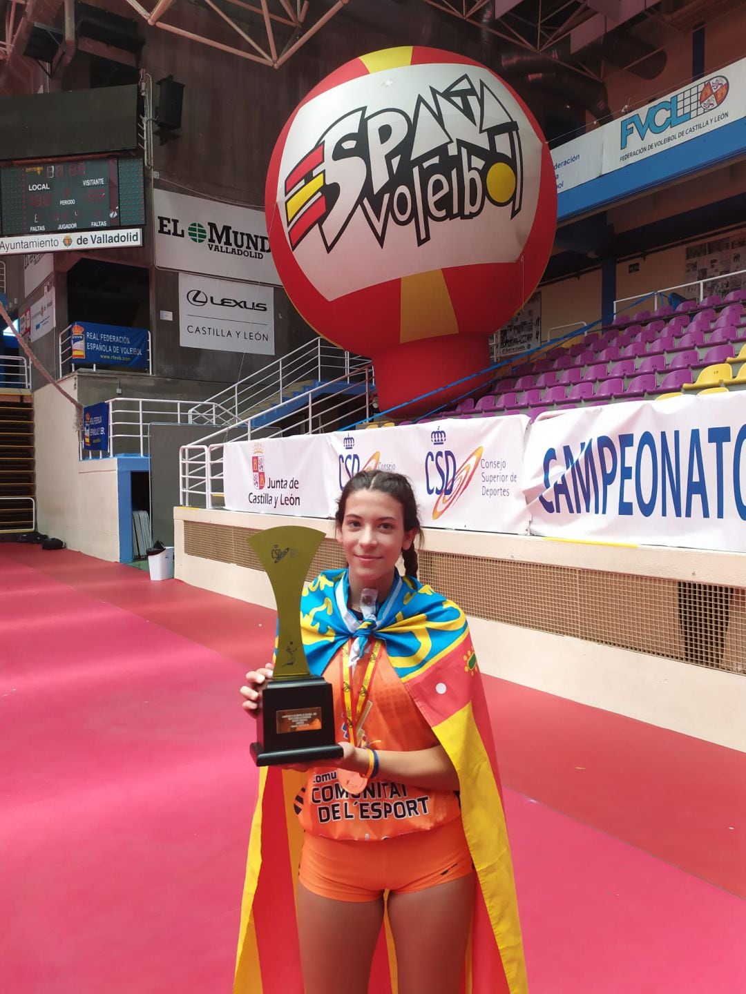 Martina Olivares con el trofeo de campeona de España 