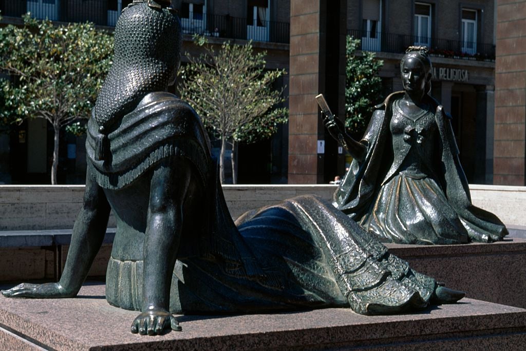 Goyescos en el monumento a Francisco de Goya en la Plaza del Pilar