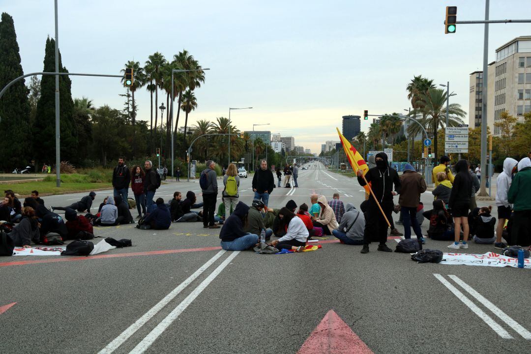 Estudiantes en la Diagonal de Barcelona, esta mañana. 