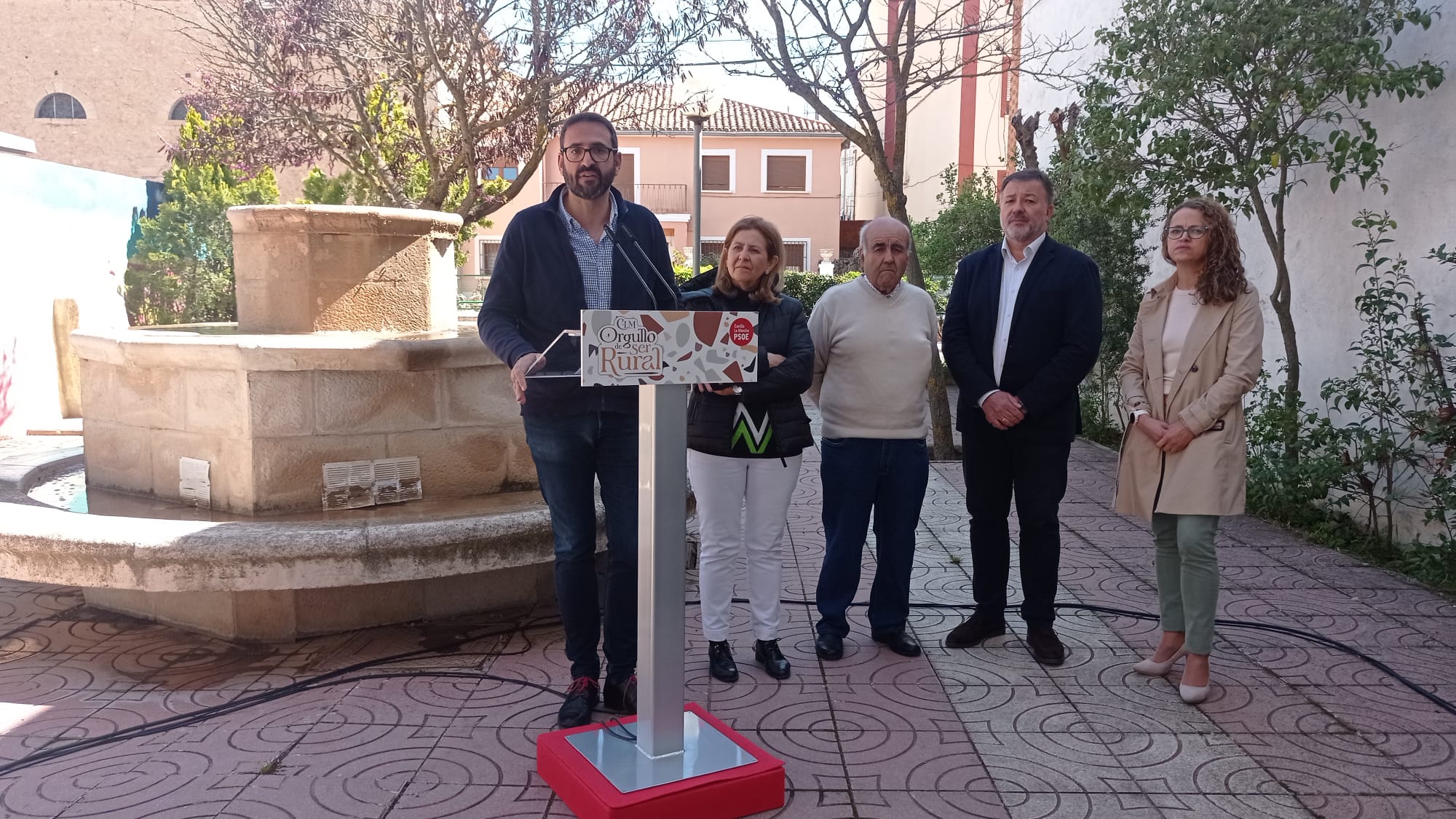 Gutiérrez en rueda de prensa junto a las parlamentarias Torralba (i) y Canales (d) y los alcaldes de Chillarón y Cuenca