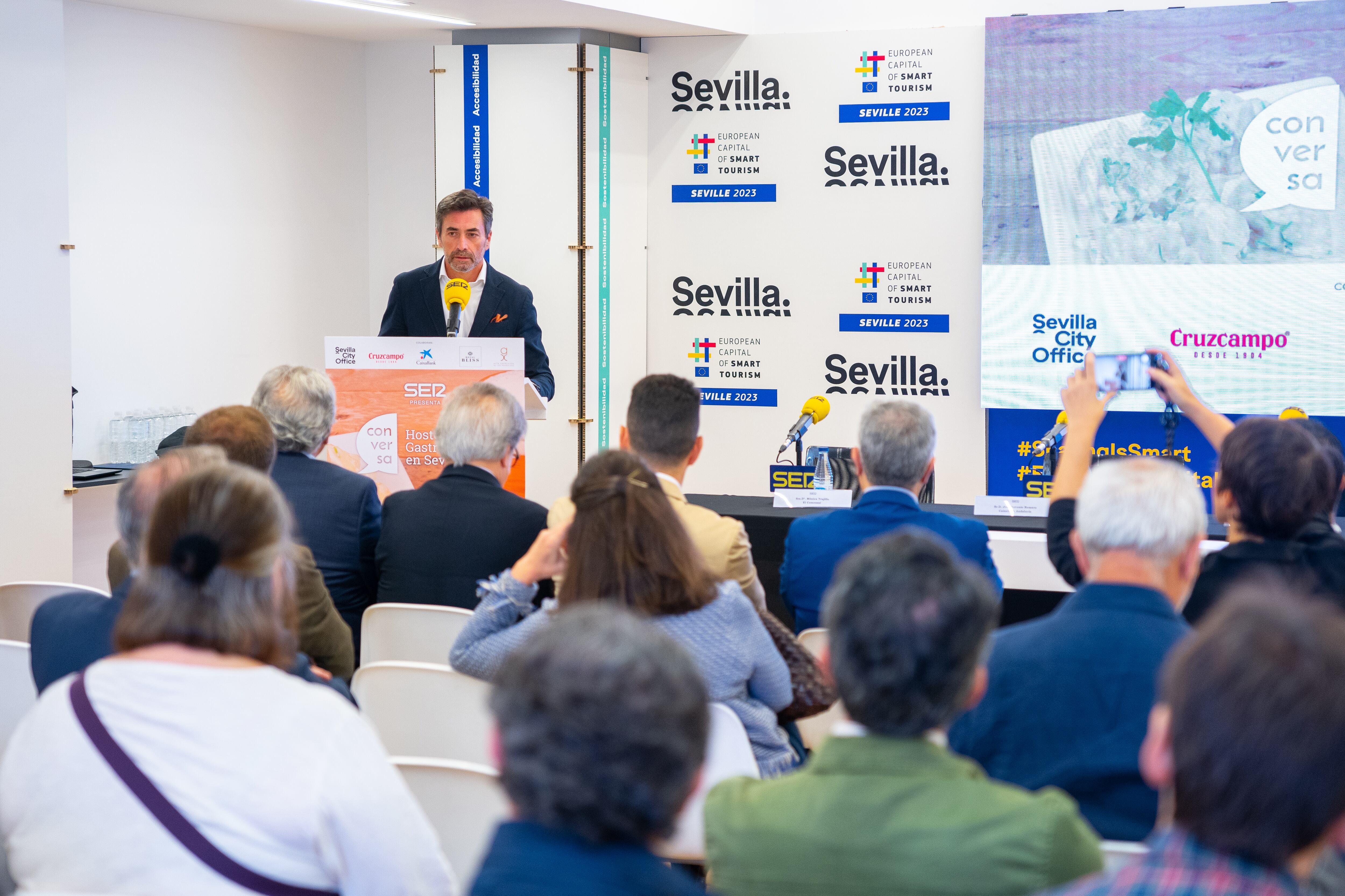 Antonio Jiménez, director de Sevilla City Office, da la bienvenida al foro Conversa organizado por Radio Sevilla 