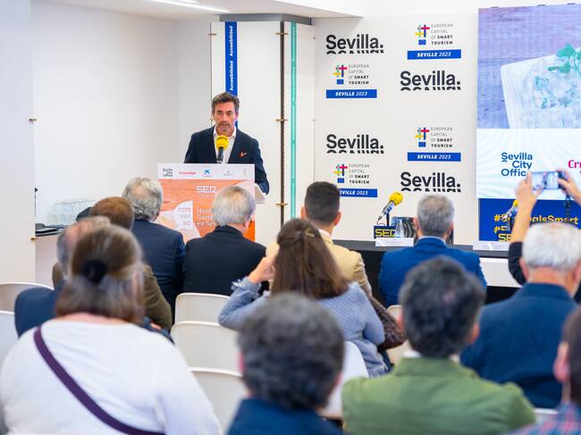 Antonio Jiménez, director de Sevilla City Office, da la bienvenida al foro Conversa organizado por Radio Sevilla