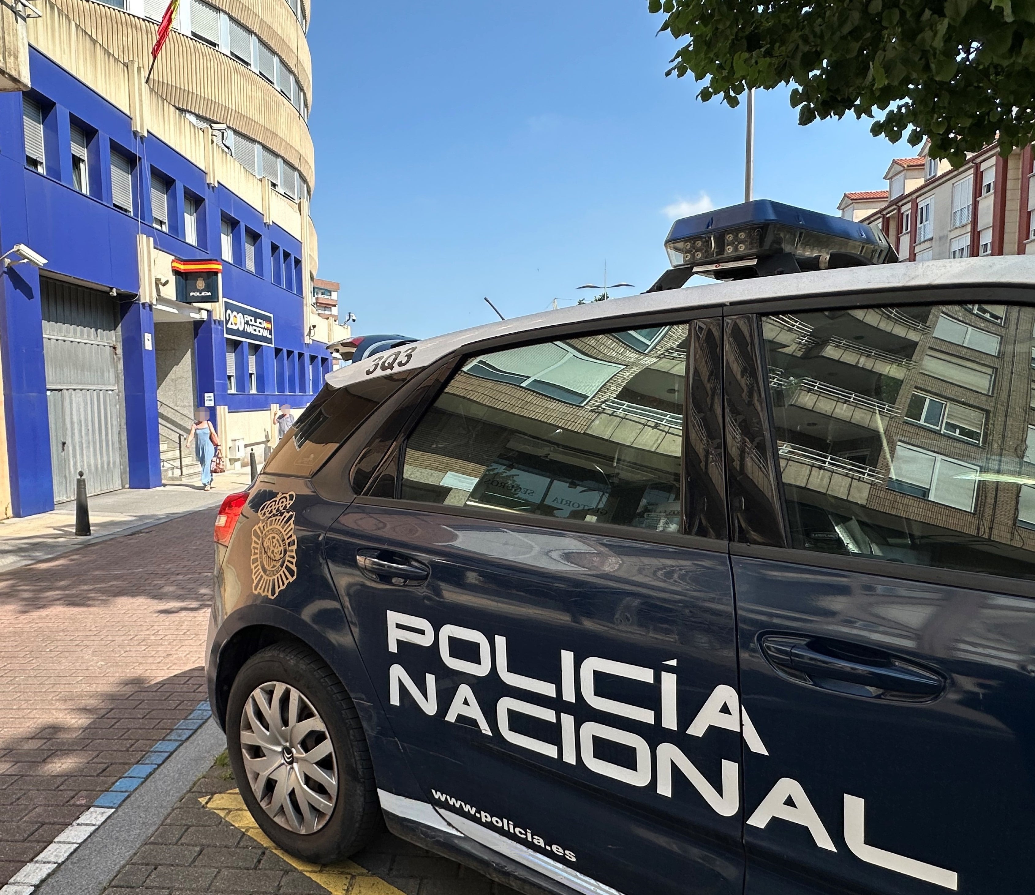 Vehículo de la Policía Nacional junto a la comisaría de Torrelavega
