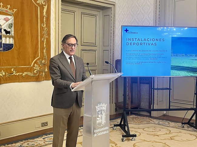 El alcalde de Salamanca, García Carbayo, durante la presentación del Plan de Inversiones