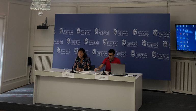 Esther Cremaes, concejala acción social y desarrollo cultural, y Daniel Martínez, técnico área deporte