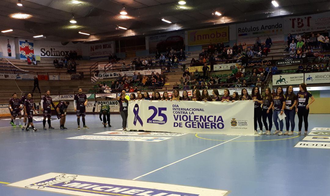 La primera plantilla y las integrantes femeninas del BlasGon y Bodegas Ceres, durante el acto de apoyo a la lucha contra la violencia de género.