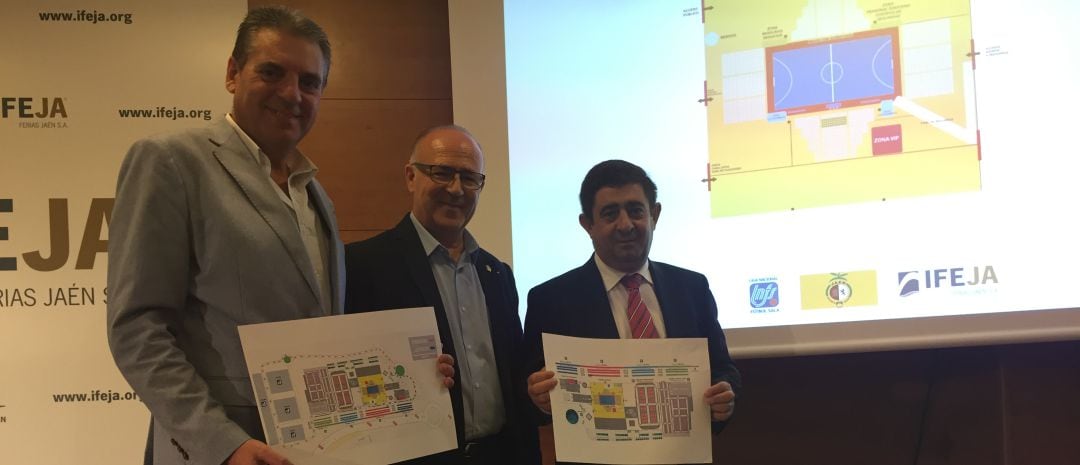 De izquierda a derecha, el presidente de Ferias Jaén, Ángel Vera; Germán Aguayo, presidente del Jaén Paraíso Interior FS y Francisco Reyes, presidente de la Diputación Provincial de Jaén.
