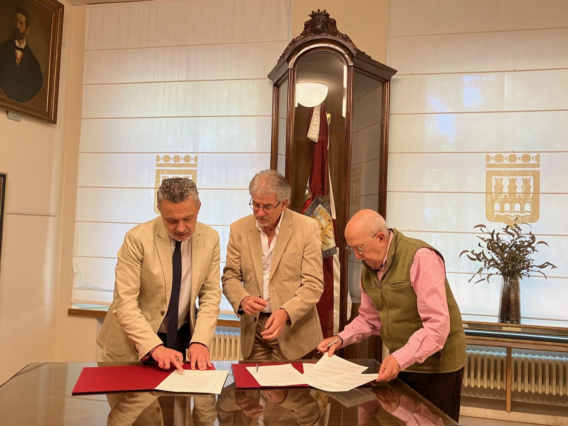 Rafael Ibarrula y José Manuel Calzada, junto al alcalde de Logroño, Conrado Escobar