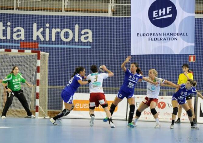 Eli Pinedo, Matxalen Ziarsolo y Ana Temprono defienden durante un partido en europa la pasada temporada.