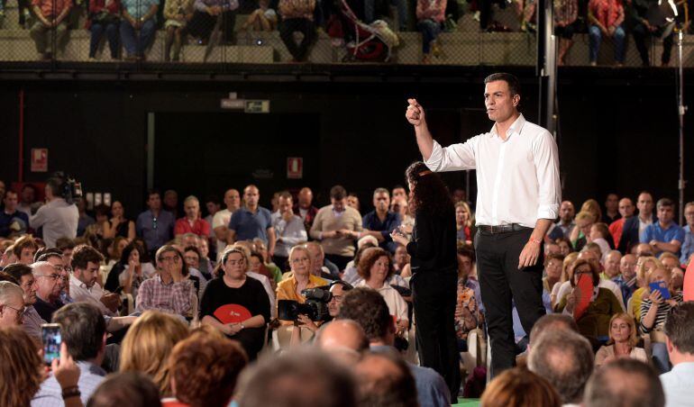 Pedro Sánchez durante un acto de campaña en Oviedo