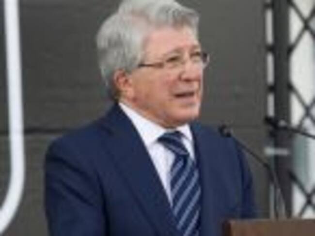 GRAF757. MADRID, 13/02/2018.- El presidente del Atlético de Madrid, Enrique Cerezo (i), pronuncia unas palabras en la entrega de los nuevos coches oficiales del Atlético de Madrid de la mano de Alfa Romeo. EFE/Javier Liaño