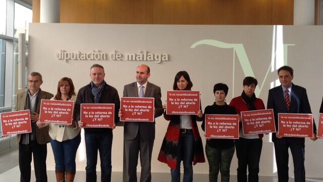 Los miembros del grupo provincial del PSOE muestran su rechazo a la reforma de la ley del aborto